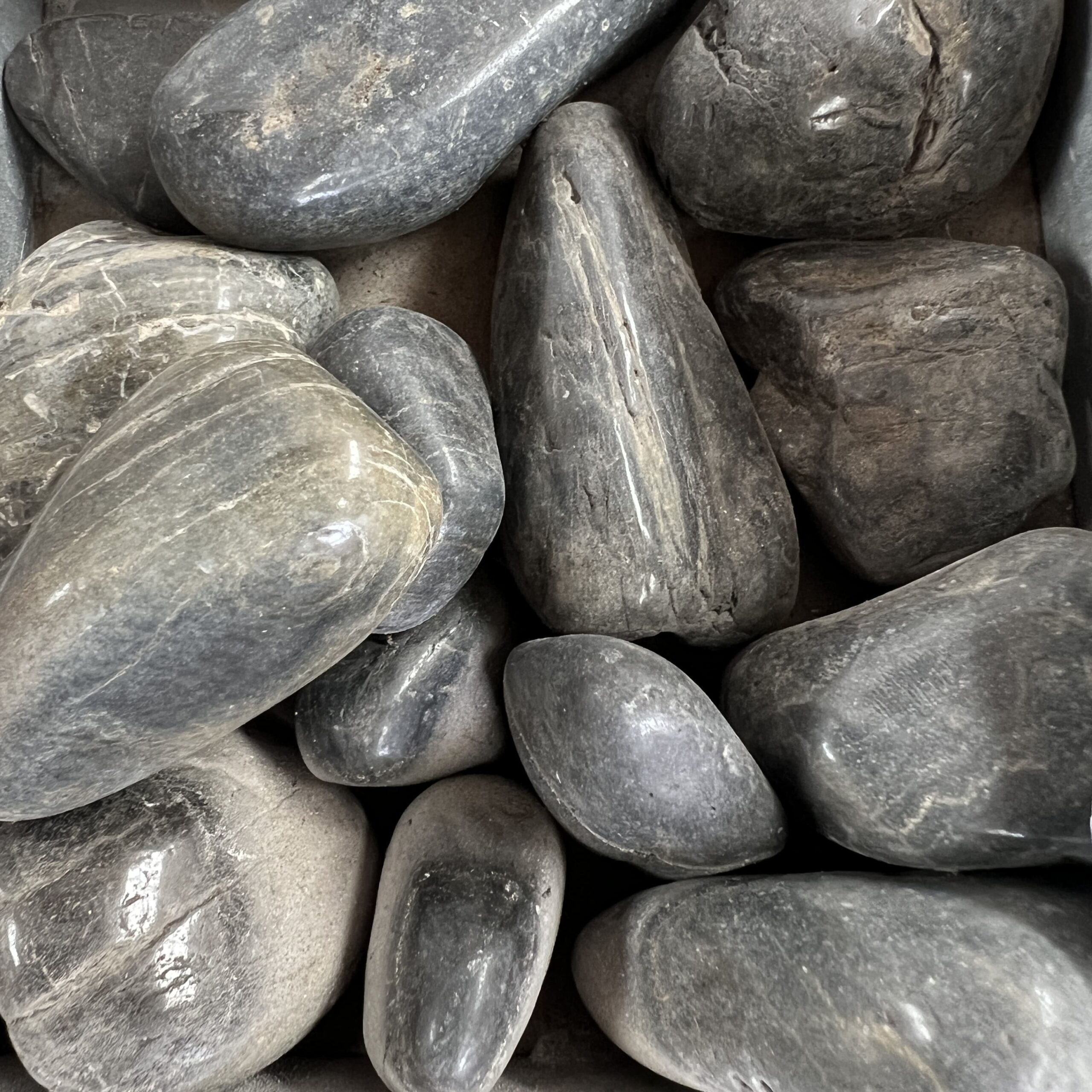 Piedra Bolo Negro Pulido saco 20 kg